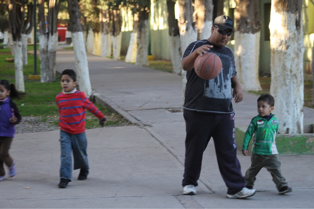 En familia tras jugar basquetbol 